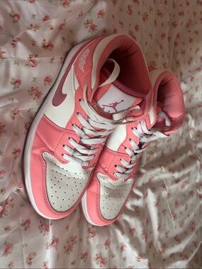 Air Jordan 1 Mid GS “Valentines Day 2023”